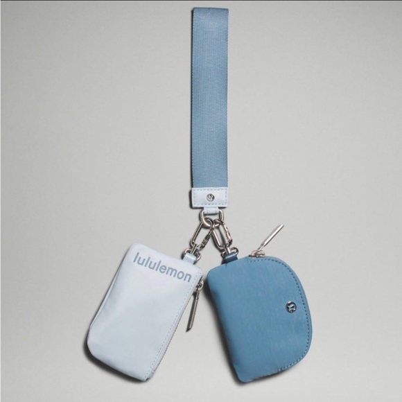 LULULEMON DUAL POUCH WRISTLET IN POWDER/UTILITY BLUE - Picture 3 of 9